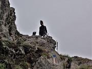 37 Nina aiutata da Katy a  superare le roccette, se la cava bene  